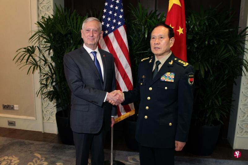 马蒂斯(左)和中国国防部长魏凤和,今年10月18日曾在新加坡出席亚细安国防部长扩大会议,并进行了会面。(法新社) 马蒂斯(左)和中国国防部长魏凤和,今年10月18日曾在新加坡出席亚细安国防部长扩大会议,并进行了会面。(法新社)