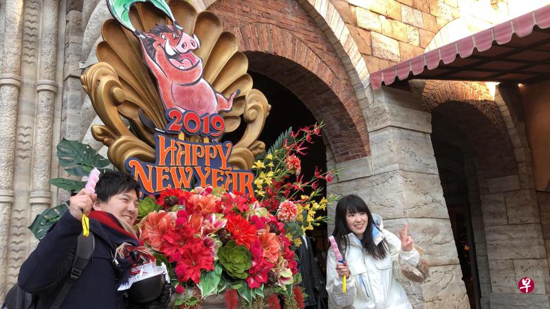 日本游客围着山猪卡通造型拍照,希望2019年大跃进。(符祝慧摄) 日本游客围着山猪卡通造型拍照,希望2019年大跃进。(符祝慧摄)