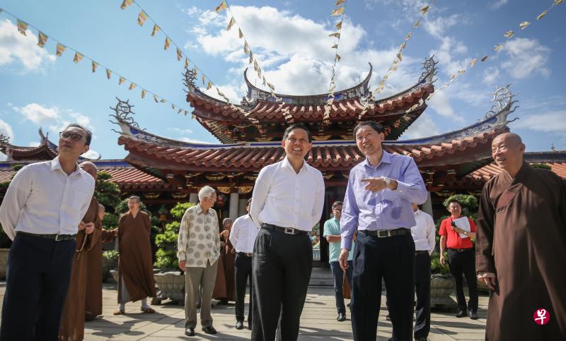 贸工部长陈振声(前排左二)在莲山双林禅寺修建委员会主席庄绍文(右二)、双林禅寺住持惟俨法师(右一)的陪同下,参观已有120年历史的双林禅寺。左一是《新加坡莲山双林寺一百二十周年文集》的“建筑集”主编杨茳善。(叶振忠摄) 贸工部长陈振声(前排左二)在莲山双林禅寺修建委员会主席庄绍文(右二)、双林禅寺住持惟俨法师(右一)的陪同下,参观已有120年历史的双林禅寺。左一是《新加坡莲山双林寺一百二十周年文集》的“建筑集”主编杨茳善。(叶振忠摄)