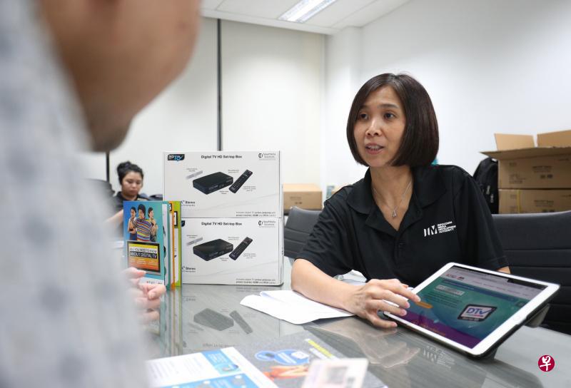 新加坡资讯通信媒体发展局副局长兼电信及邮政部总监谢爱玲透露,目前有47万户家庭领取了数码电视启用配套。(林泽锐摄) 新加坡资讯通信媒体发展局副局长兼电信及邮政部总监谢爱玲透露,目前有47万户家庭领取了数码电视启用配套。(林泽锐摄)