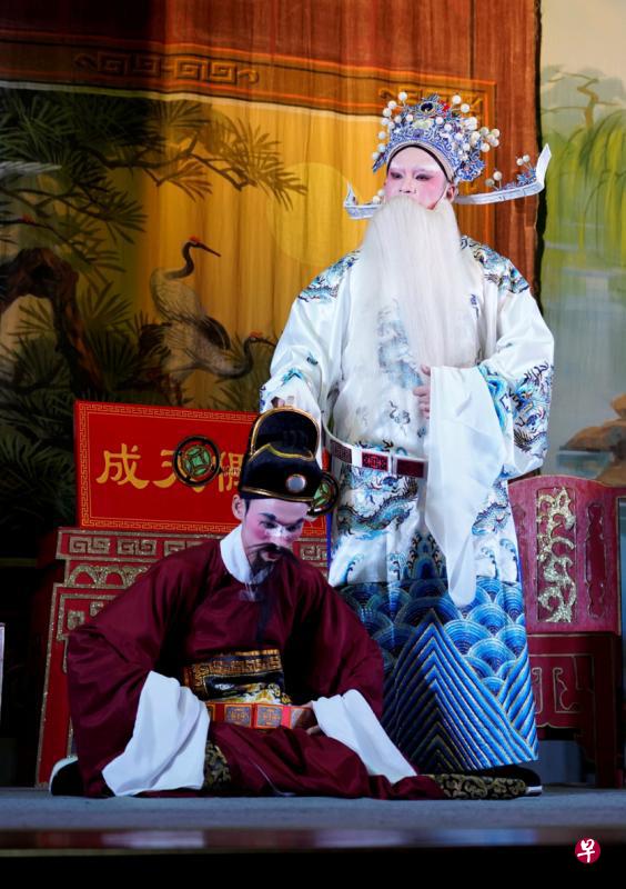 相爷(洪志庆饰)一责问,糊涂审案的胡知府(杨家胜饰)吓得趴在地上。(如切潮剧团提供) 相爷(洪志庆饰)一责问,糊涂审案的胡知府(杨家胜饰)吓得趴在地上。(如切潮剧团提供)