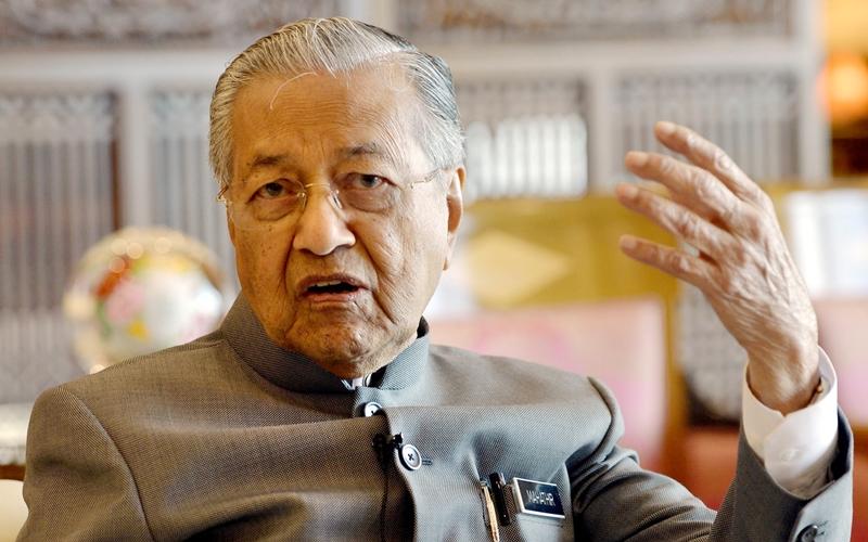 马哈迪强调,若要他两年就交棒,他还是会信守承诺。因为他到时已95岁,很老了。(星洲日报) 马哈迪强调,若要他两年就交棒,他还是会信守承诺。因为他到时已95岁,很老了。(星洲日报)