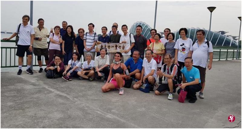 上周六傍晚,“童心健行俱乐部”的南大生合照时童心大作,邀跑步中的健美洋女郎(前)大合照。(受访者提供) 上周六傍晚,“童心健行俱乐部”的南大生合照时童心大作,邀跑步中的健美洋女郎(前)大合照。(受访者提供)