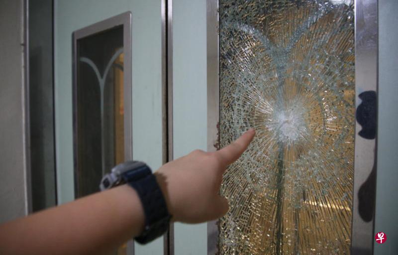 组屋的多个电梯门遭敲破。(档案照) 组屋的多个电梯门遭敲破。(档案照)