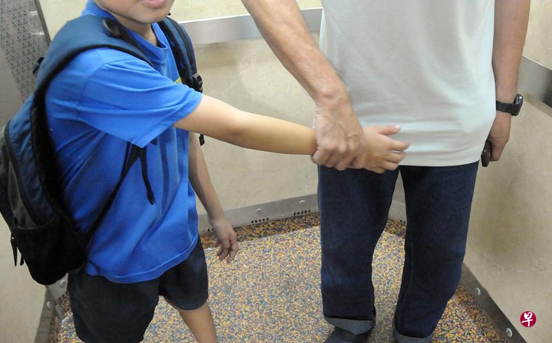 被告多次尝试诱拐小孩。(示范照) 被告多次尝试诱拐小孩。(示范照)