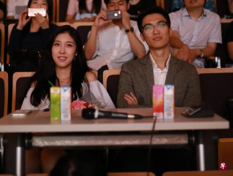 特约点评员孙媛媛和黄培德为嘉宾牵线指引。 特约点评员孙媛媛和黄培德为嘉宾牵线指引。