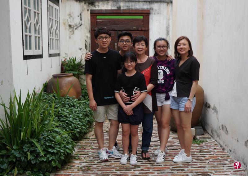 钟潍韩(左一)去年底特地和妻子(右一)以及母亲(中),带上年龄分别为14岁、12岁和9岁的三个孩子到马来西亚槟城旅游,增进三代人之间的感情。他也在今天请假,陪伴升读中一的女儿(右二)到新学校报到,参加迎新活动。(受访者提供) 钟潍韩(左一)去年底特地和妻子(右一)以及母亲(中),带上年龄分别为14岁、12岁和9岁的三个孩子到马来西亚槟城旅游,增进三代人之间的感情。他也在今天请假,陪伴升读中一的女儿(右二)到新学校报到,参加迎新活动。(受访者提供)