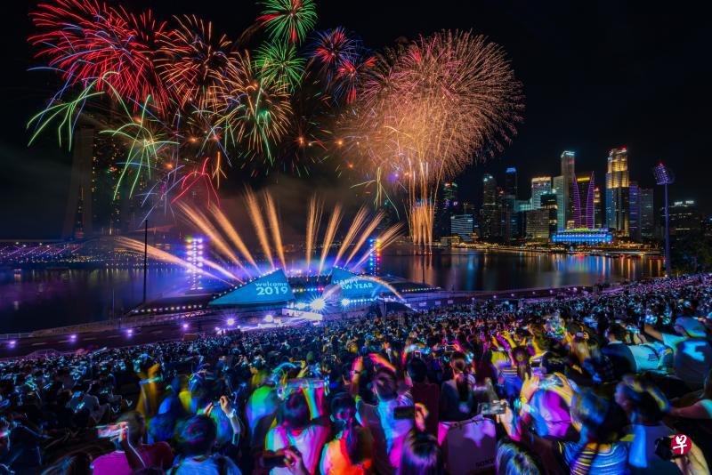 2019年的首个午夜钟声响起,天空中的烟花再度绽开,到滨海湾跨年的公众也迎来新的一年。(唐家鸿摄) 2019年的首个午夜钟声响起,天空中的烟花再度绽开,到滨海湾跨年的公众也迎来新的一年。(唐家鸿摄)