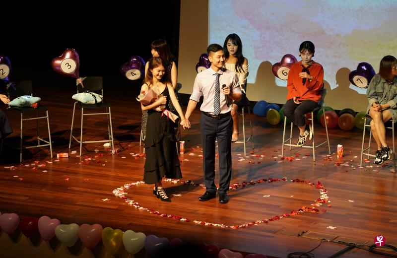 胡欣蓓和王永田牵手的浪漫瞬间。 胡欣蓓和王永田牵手的浪漫瞬间。