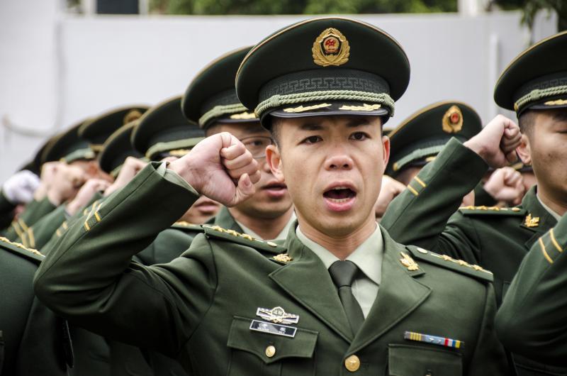 广西北海公安边防支队上周六（12月29日）举行官兵集体退役仪式，宣布退出现役。（中新社）