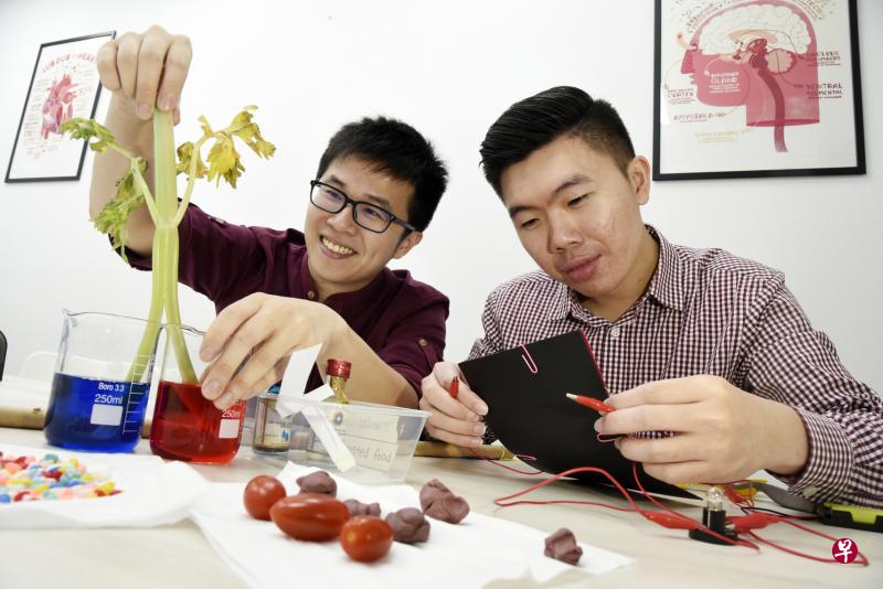 The Pique Lab创办人孙涌铭（左）和麦佳伟希望通过生动有趣的教学方式，让小学生更能够掌握科学概念和知识。（特约摄影伍书永）