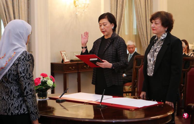 新电信集团总裁蔡淑君(中)昨午在最高法院上诉庭法官朱迪柏拉卡斯(右一)见证下,向哈莉玛总统(背向镜头)宣誓就任总统顾问理事会候补委员,她是理事会首位女性成员。(严宣融摄) 新电信集团总裁蔡淑君(中)昨午在最高法院上诉庭法官朱迪柏拉卡斯(右一)见证下,向哈莉玛总统(背向镜头)宣誓就任总统顾问理事会候补委员,她是理事会首位女性成员。(严宣融摄)