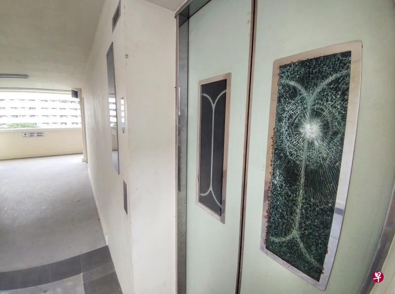 被告用铁锤敲碎友诺士两座组屋的多个电梯门的玻璃。(档案照片) 被告用铁锤敲碎友诺士两座组屋的多个电梯门的玻璃。(档案照片)