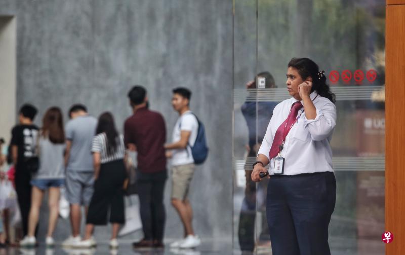 女保安人员的月薪比男同行高出2.3%。(严宣融摄) 女保安人员的月薪比男同行高出2.3%。(严宣融摄)