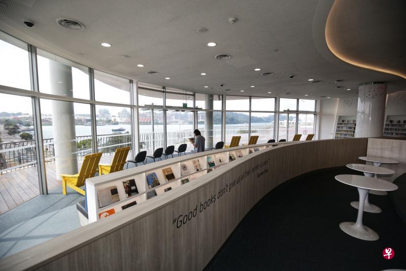 新的港湾图书馆设有面向圣淘沙和海景的宽敞借阅空间,坐在落地窗旁的用户在阅读之余还能享受港湾美景。(陈渊庄摄) 新的港湾图书馆设有面向圣淘沙和海景的宽敞借阅空间,坐在落地窗旁的用户在阅读之余还能享受港湾美景。(陈渊庄摄)