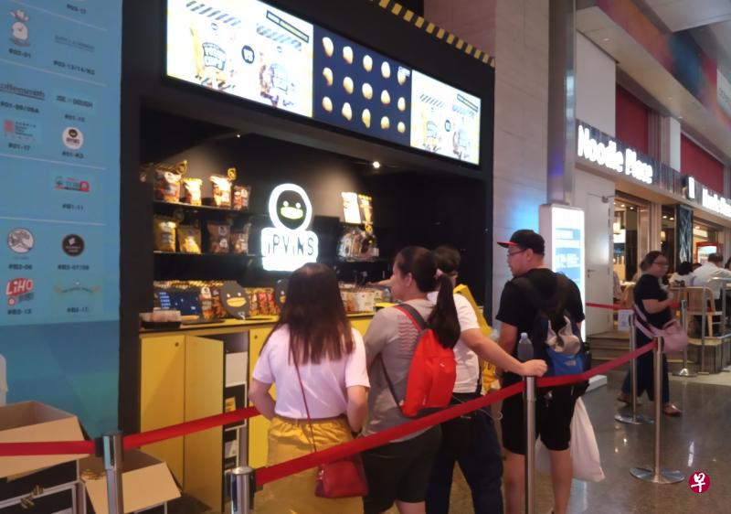 记者昨午约1时走访乌节门商场的IRVINS分店,没出现往常排队抢购的情景,只有零星顾客来购买。(温伟中摄) 记者昨午约1时走访乌节门商场的IRVINS分店,没出现往常排队抢购的情景,只有零星顾客来购买。(温伟中摄)