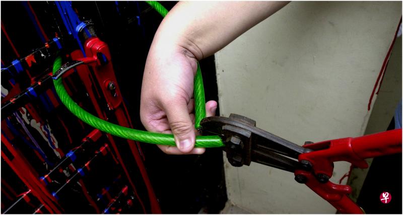 17岁青年涉当跑腿中介,协助阿窿招募其他青年到欠债人住家追债骚扰,包括将欠债人住家大门上锁。(示意图) 17岁青年涉当跑腿中介,协助阿窿招募其他青年到欠债人住家追债骚扰,包括将欠债人住家大门上锁。(示意图)