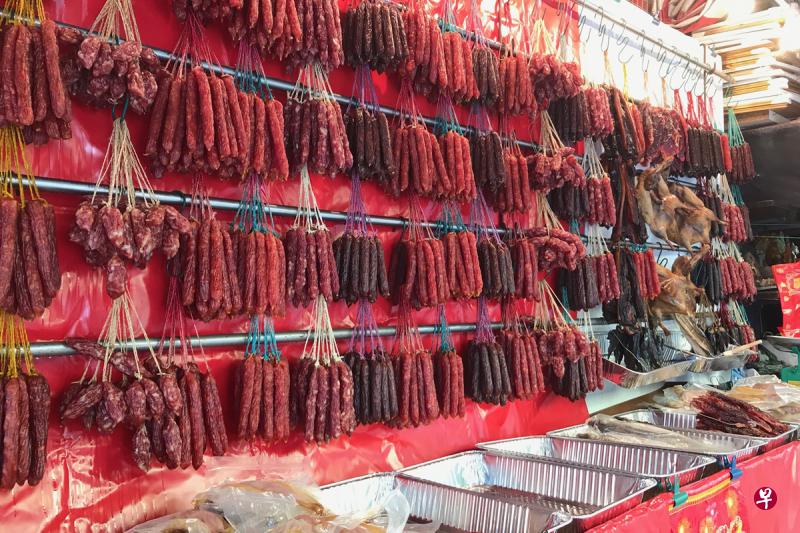 腊肠主要由猪肉制成,但受访商家说他们售卖的腊味在本地制作,猪肉从美国进口,因此不受非洲猪瘟影响。(李熙爱摄) 腊肠主要由猪肉制成,但受访商家说他们售卖的腊味在本地制作,猪肉从美国进口,因此不受非洲猪瘟影响。(李熙爱摄)