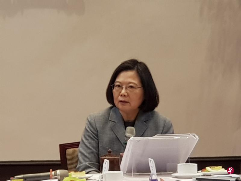 蔡英文今早在外交部长吴钊燮等官员陪同下,在总统府与包括《联合早报》在内的数十家国际媒体茶叙,并针对两岸当前局势提出说明。(庄慧良摄) 蔡英文今早在外交部长吴钊燮等官员陪同下,在总统府与包括《联合早报》在内的数十家国际媒体茶叙,并针对两岸当前局势提出说明。(庄慧良摄)