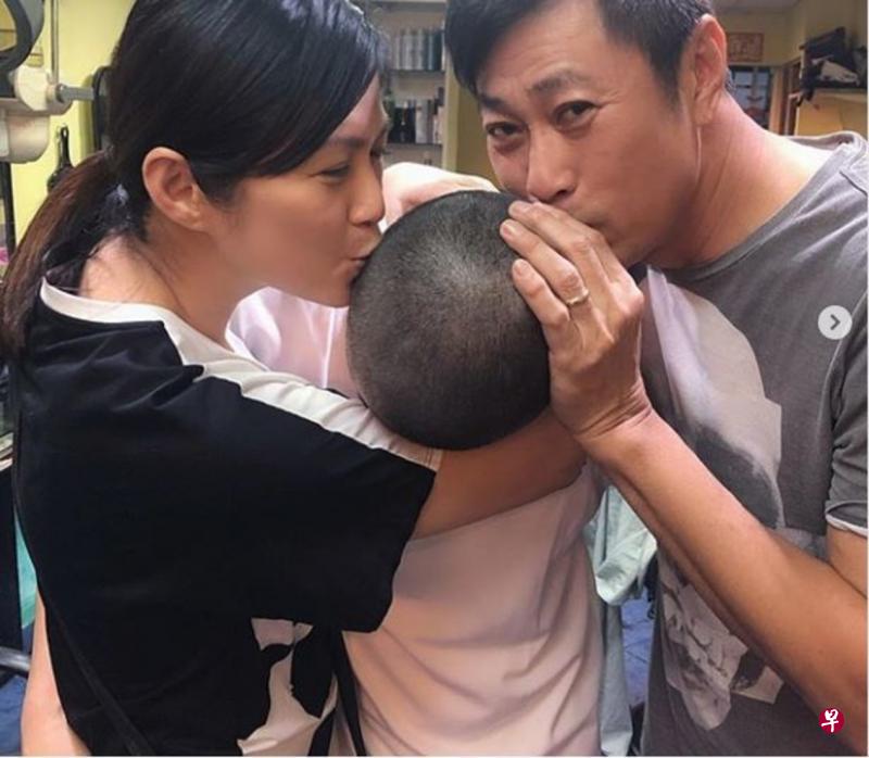 潘玲玲和老公黄世南吻着儿子的“榴梿头”,画面逗趣。(IG图) 潘玲玲和老公黄世南吻着儿子的“榴梿头”,画面逗趣。(IG图)
