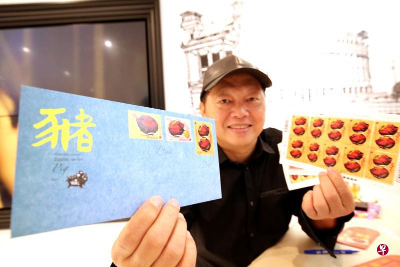 廖德聪从2008年起便为新邮政设计生肖系列邮票,随着新邮政昨天推出猪年邮票,他的工作也圆满落幕。(梁麒麟摄) 廖德聪从2008年起便为新邮政设计生肖系列邮票,随着新邮政昨天推出猪年邮票,他的工作也圆满落幕。(梁麒麟摄)