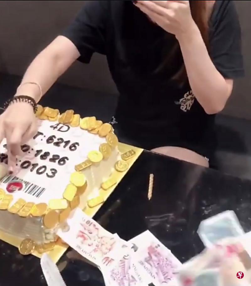 一按按钮,吐钱蛋糕就会吐出钞票。 (Instagram视频截图) 一按按钮,吐钱蛋糕就会吐出钞票。 (Instagram视频截图)