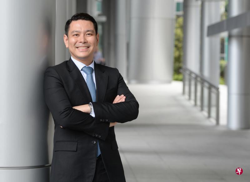 黄伟康精通法文、华文和英文。他的六成客户是中国人,用华语谈判、用中文草拟合同。他在家与香港籍太太和独生女讲粤语,也开始教女儿法文。(潘丰源摄) 黄伟康精通法文、华文和英文。他的六成客户是中国人,用华语谈判、用中文草拟合同。他在家与香港籍太太和独生女讲粤语,也开始教女儿法文。(潘丰源摄)