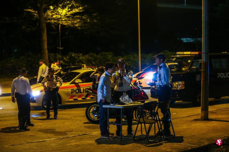 《联合早报》记者前晚随交警到设于共和国林荫道和哥罗福街的临检处,观察交警所展开的酒驾取缔行动。(陈斌勤摄) 《联合早报》记者前晚随交警到设于共和国林荫道和哥罗福街的临检处,观察交警所展开的酒驾取缔行动。(陈斌勤摄)