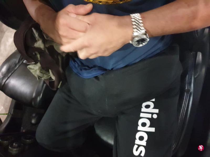 中年男子为走私小猫，将小猫藏匿裤裆中，计谋却因猫叫声而被关卡人员揭发。（取自移民与关卡局面簿）