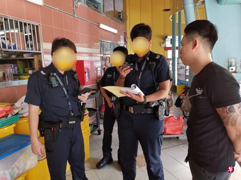 网上又传出另一家追债公司到摊位讨债的照片,惊动警方到场。(取自网络) 网上又传出另一家追债公司到摊位讨债的照片,惊动警方到场。(取自网络)