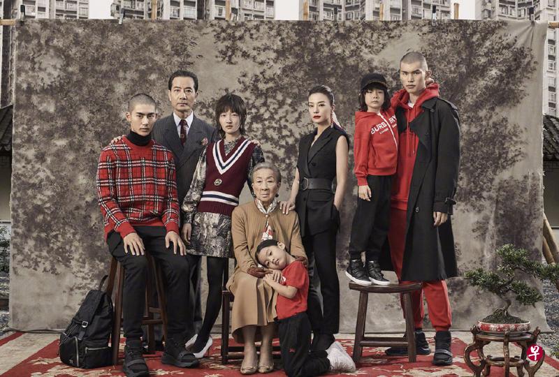 英国知名时尚品牌勃贝雷发布的新年广告,因没有喜庆气氛,被中国网民揶揄一番。(互联网) 英国知名时尚品牌勃贝雷发布的新年广告,因没有喜庆气氛,被中国网民揶揄一番。(互联网)