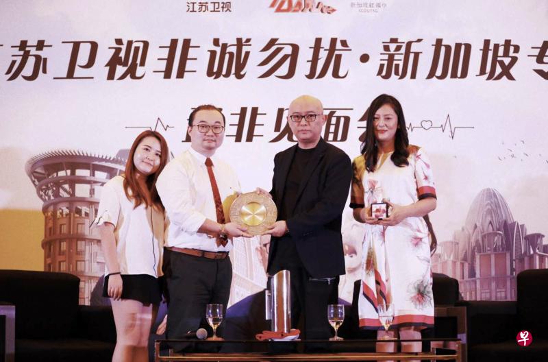 2018年末“新加坡红领巾”承办《非诚勿扰》新加坡专场,杨舟(左二)与主持人孟非(左三)等合影。(受访者提供照片) 2018年末“新加坡红领巾”承办《非诚勿扰》新加坡专场,杨舟(左二)与主持人孟非(左三)等合影。(受访者提供照片)