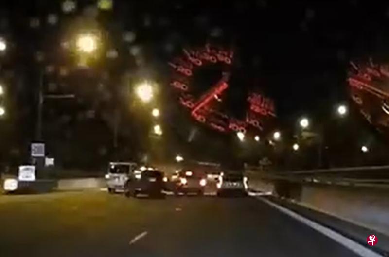 捷豹轿车切入中间车道时,先撞上黑色本田轿车,再撞上最左边车道的货车。(网络视频截图) 捷豹轿车切入中间车道时,先撞上黑色本田轿车,再撞上最左边车道的货车。(网络视频截图)