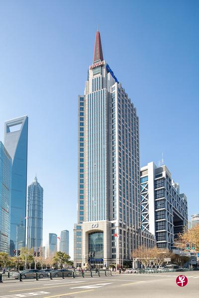 浦发大厦高34楼,有三个地下层。完成交易后,凯德集团和合资伙伴将拥有第8至19层与第21至32层,总楼面面积4万1773平方米,以及61个附上地契的停车位。 浦发大厦高34楼,有三个地下层。完成交易后,凯德集团和合资伙伴将拥有第8至19层与第21至32层,总楼面面积4万1773平方米,以及61个附上地契的停车位。