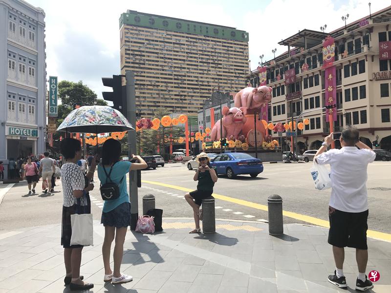 不少路过公众驻足拍照。(林艺君摄) 不少路过公众驻足拍照。(林艺君摄)