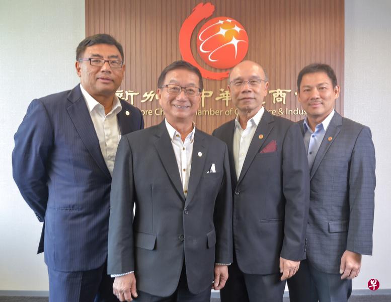 黄山忠(左二)连任新加坡中华总商会董事会会长,柯文伟(左起)、何乃全和白连源当选副会长。(中华总商会提供) 黄山忠(左二)连任新加坡中华总商会董事会会长,柯文伟(左起)、何乃全和白连源当选副会长。(中华总商会提供)