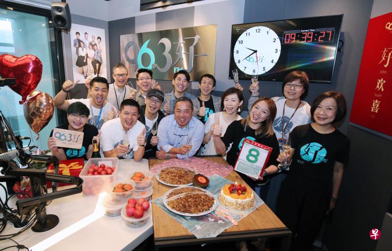 96.3好FM今天庆1岁生日,全体DJ和华文媒体集团主管李慧玲(右二)、电台总经理沈丰发(前排左四)一起开香槟唱生日歌。 96.3好FM今天庆1岁生日,全体DJ和华文媒体集团主管李慧玲(右二)、电台总经理沈丰发(前排左四)一起开香槟唱生日歌。