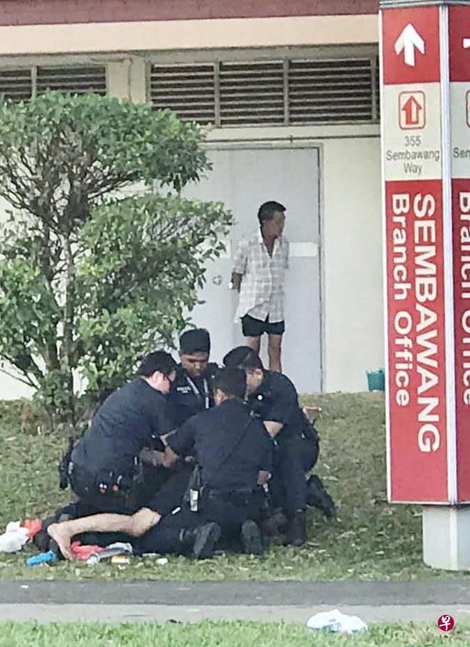 男子一度拒捕，过程中不停大喊挣扎。（取自网络） 