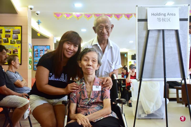 郭耀南(后排右立者)带着坐轮椅的太太吴营珠,到住家楼下参与乐龄体检计划。 郭耀南(后排右立者)带着坐轮椅的太太吴营珠,到住家楼下参与乐龄体检计划。