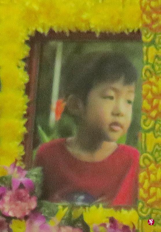 五岁的司家赫从兀兰弄11号工业大厦的一个八楼单位窗口坠下身亡。（林国明摄）
