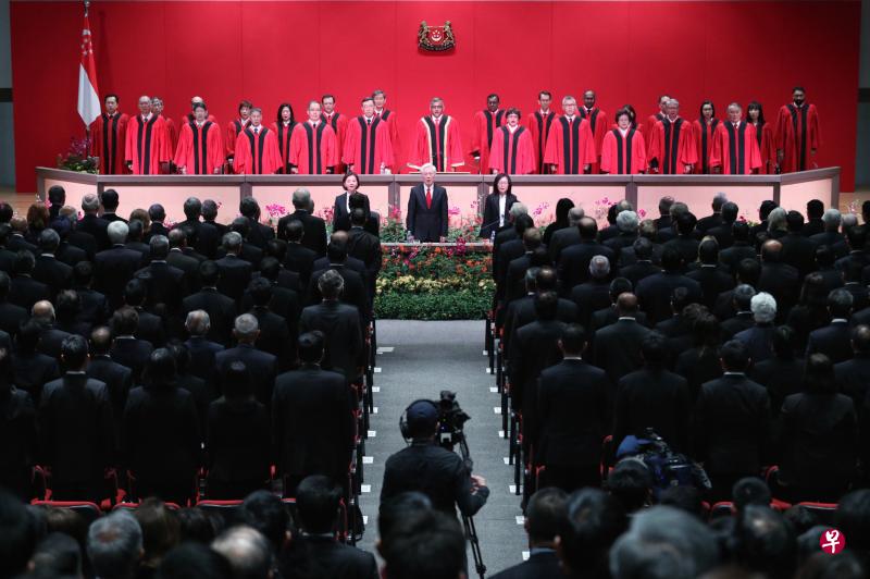 2019年新司法年开幕礼昨早在最高法院礼堂举行,全体法官起立唱国歌,图后方正中为大法官梅达顺。(林泽锐摄) 2019年新司法年开幕礼昨早在最高法院礼堂举行,全体法官起立唱国歌,图后方正中为大法官梅达顺。(林泽锐摄)