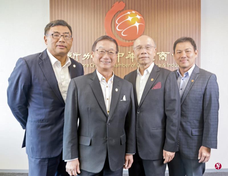 黄山忠(左二)蝉联新加坡中华总商会董事会会长,柯文伟(左起)、何乃全和白连源当选副会长。(中华总商会提供) 黄山忠(左二)蝉联新加坡中华总商会董事会会长,柯文伟(左起)、何乃全和白连源当选副会长。(中华总商会提供)