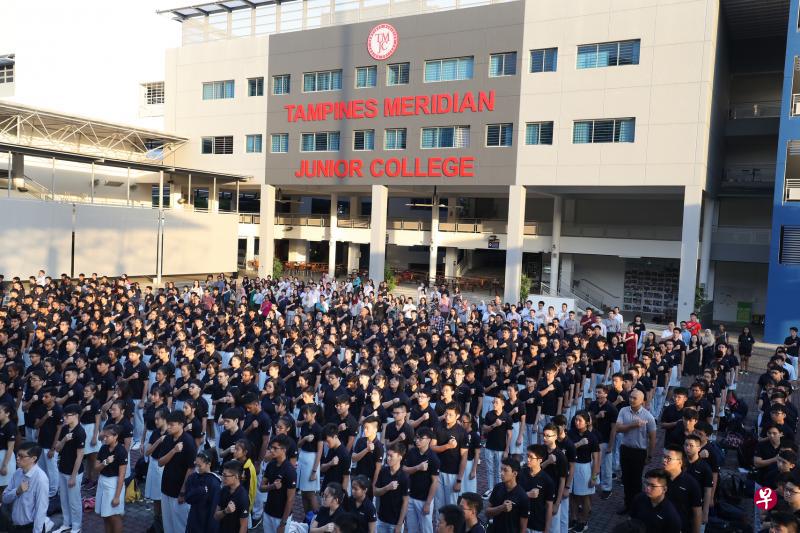 淡滨尼美廉初院昨天为学校的新起点举行“降旧旗、升新旗”仪式。全体师生也唱国歌念信约。(陈来福摄) 淡滨尼美廉初院昨天为学校的新起点举行“降旧旗、升新旗”仪式。全体师生也唱国歌念信约。(陈来福摄)