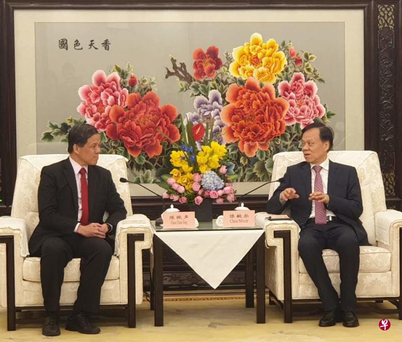 新加坡贸工部长陈振声(左)昨天下午在重庆与中共政治局委员、重庆市委书记陈敏尔会见,共商如何推动下阶段的合作。(王纬温摄) 新加坡贸工部长陈振声(左)昨天下午在重庆与中共政治局委员、重庆市委书记陈敏尔会见,共商如何推动下阶段的合作。(王纬温摄)