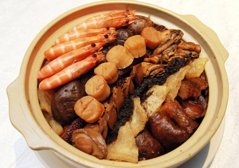 传统的盆菜是一种杂烩菜式,用木盆或锑盆盛载,一盆菜里可荟萃百菜百味,共冶一炉。(庄耿闻摄) 传统的盆菜是一种杂烩菜式,用木盆或锑盆盛载,一盆菜里可荟萃百菜百味,共冶一炉。(庄耿闻摄)