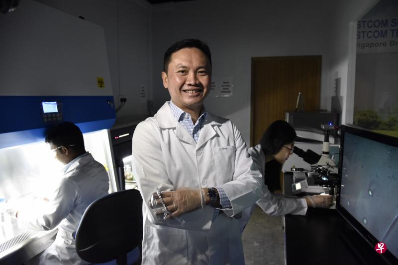 玮思康总裁陈大卫介绍了公司的三种产品,图左为生态厕所的模型。(特约伍书永摄) 玮思康总裁陈大卫介绍了公司的三种产品,图左为生态厕所的模型。(特约伍书永摄)