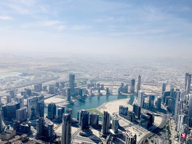 登上哈利法塔鸟瞰迪拜市容。(宋慧纯摄) 登上哈利法塔鸟瞰迪拜市容。(宋慧纯摄)