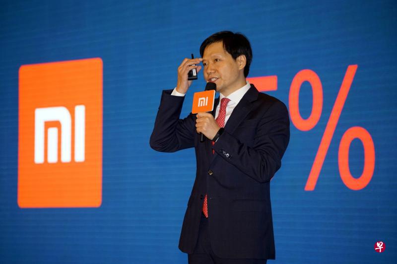 小米集团股价昨天再度下行,逆市大跌6.85%,以最低价10.34港元报收,创上市以来新低。公司昨天宣布,董事长雷军等控股股东承诺,自公告日期起额外365天内,不自行出售小米公司股票。(香港中通社) 小米集团股价昨天再度下行,逆市大跌6.85%,以最低价10.34港元报收,创上市以来新低。公司昨天宣布,董事长雷军等控股股东承诺,自公告日期起额外365天内,不自行出售小米公司股票。(香港中通社)