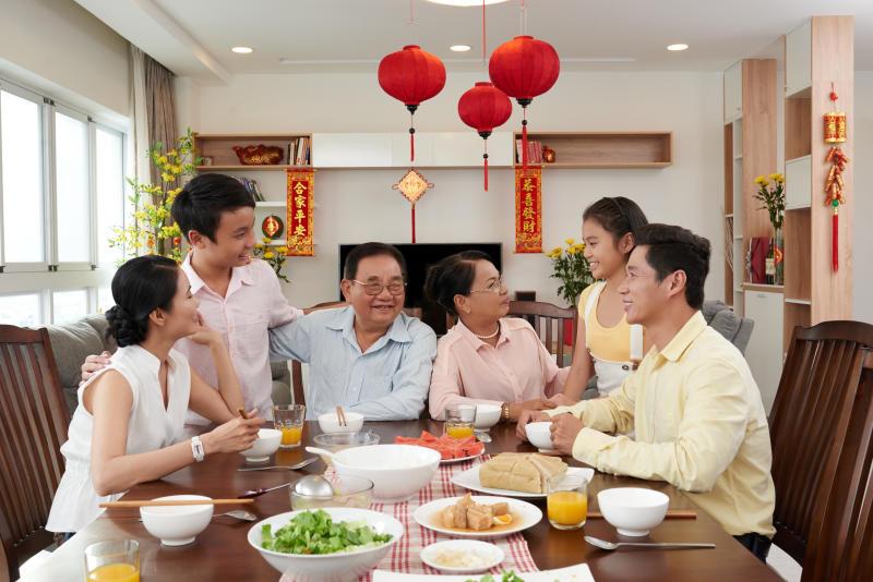 除夕夜,全家人团聚在一起,享用丰盛温馨的团圆饭。(iStock 图片) 除夕夜,全家人团聚在一起,享用丰盛温馨的团圆饭。(iStock 图片)