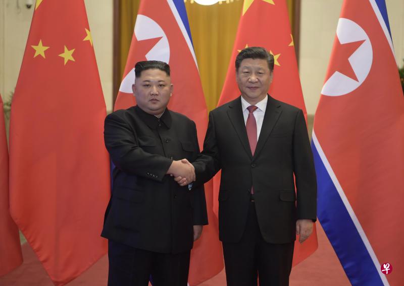 1月8日,中共中央总书记、国家主席习近平同当日抵京的朝鲜劳动党委员长、国务委员会委员长金正恩举行会谈。会谈前,习近平在人民大会堂北大厅为金正恩举行欢迎仪式。(新华社) 1月8日,中共中央总书记、国家主席习近平同当日抵京的朝鲜劳动党委员长、国务委员会委员长金正恩举行会谈。会谈前,习近平在人民大会堂北大厅为金正恩举行欢迎仪式。(新华社)